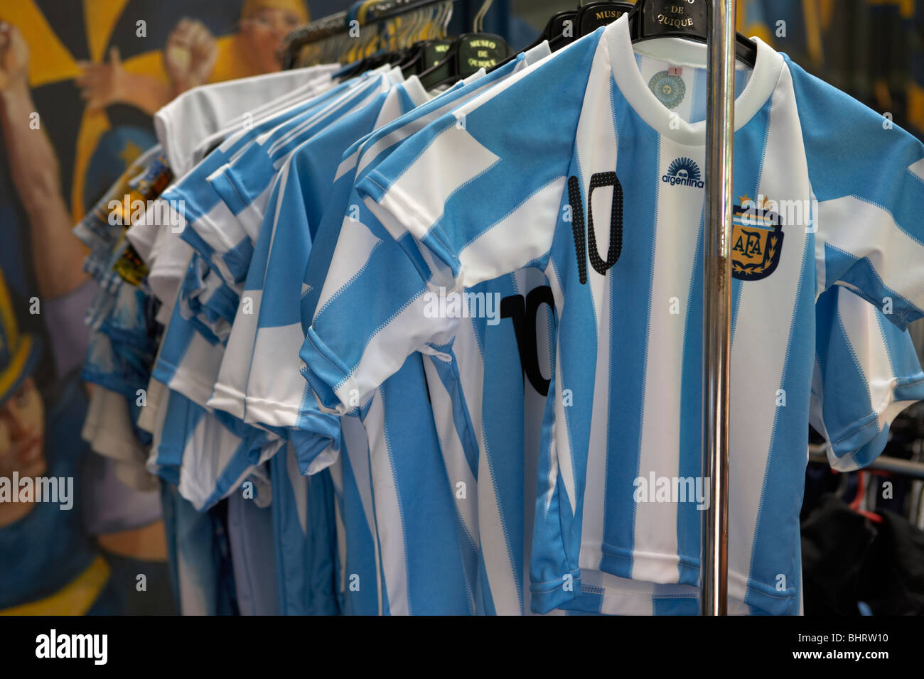 Fila de réplica número 10 camisetas de fútbol de Argentina en una tienda en  la boca capital federal Buenos Aires Fotografía de stock - Alamy