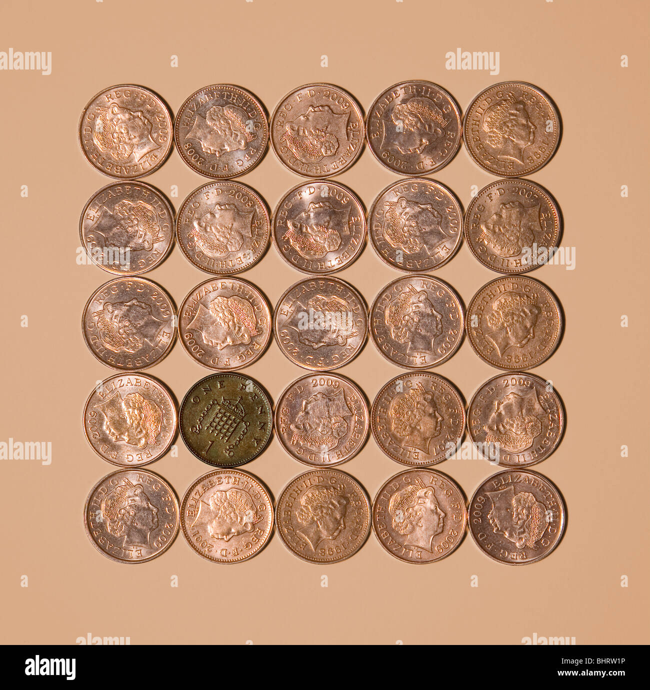 Bad penny sobre fondo marrón claro Foto de stock