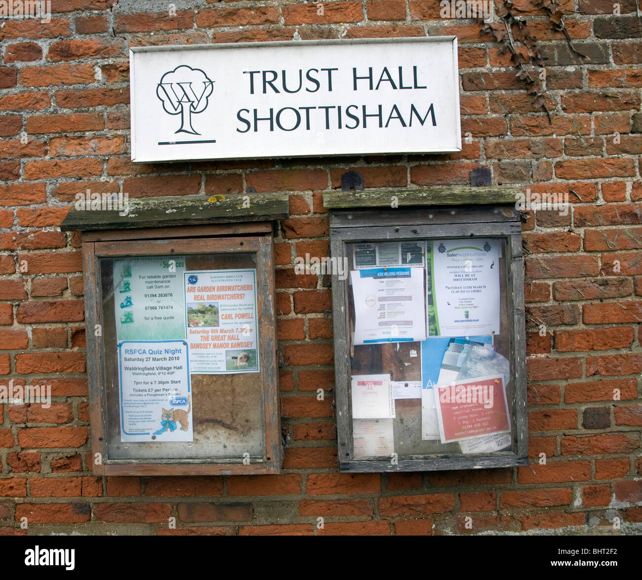 La comunidad de la aldea notice board confianza Hall Shottisham Suffolk Inglaterra Foto de stock