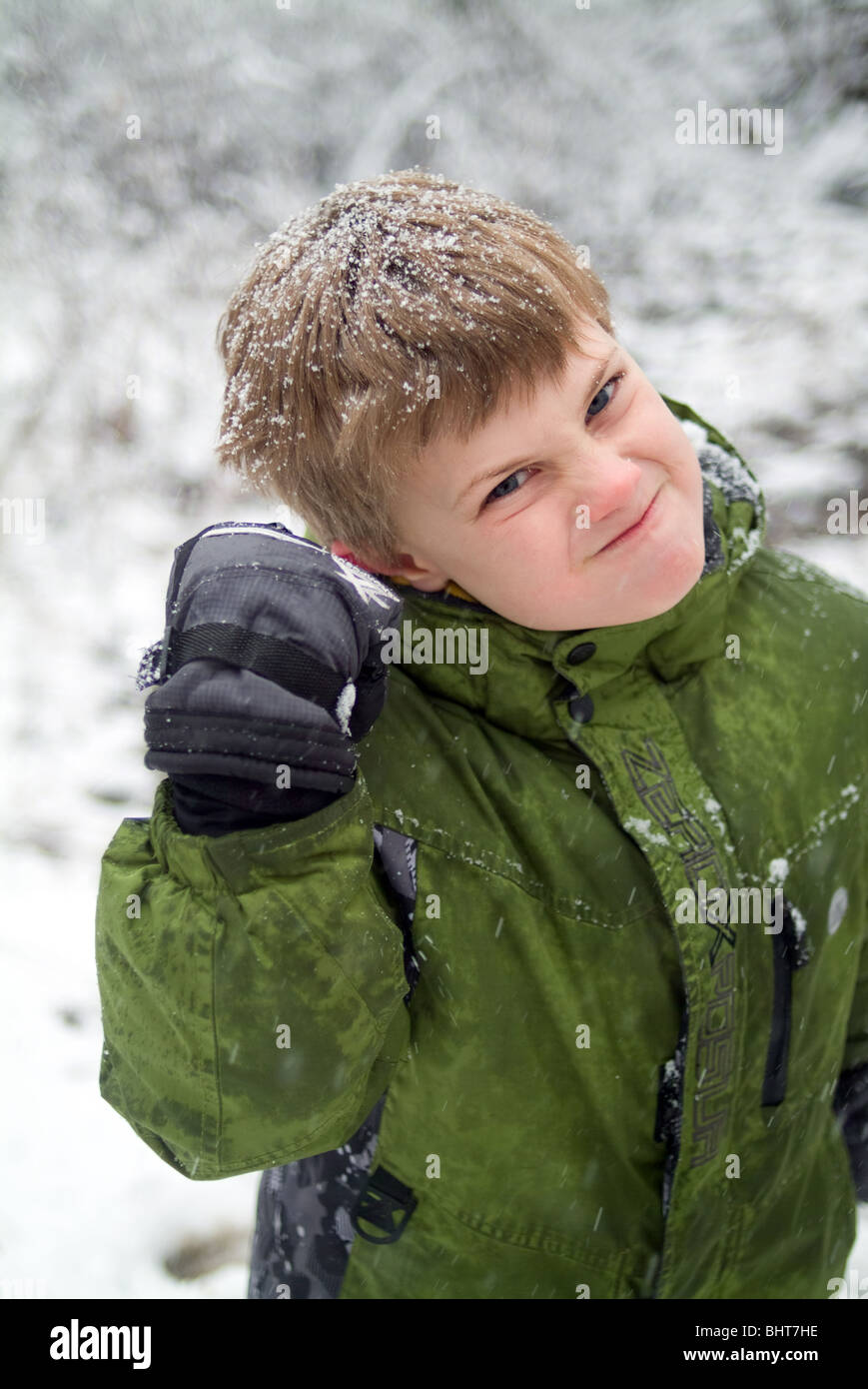 Un niño alegremente con enojo agitando su puño en la cámara Foto de stock