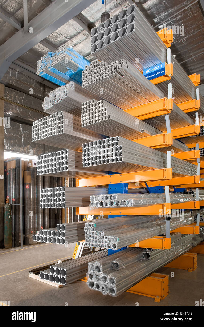 Perfiles metálicos sobre almacenamiento Fotografía de stock - Alamy