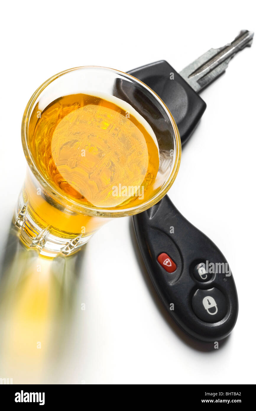 Un trago de licor y las llaves del coche - no beba y conduzca! Foto de stock