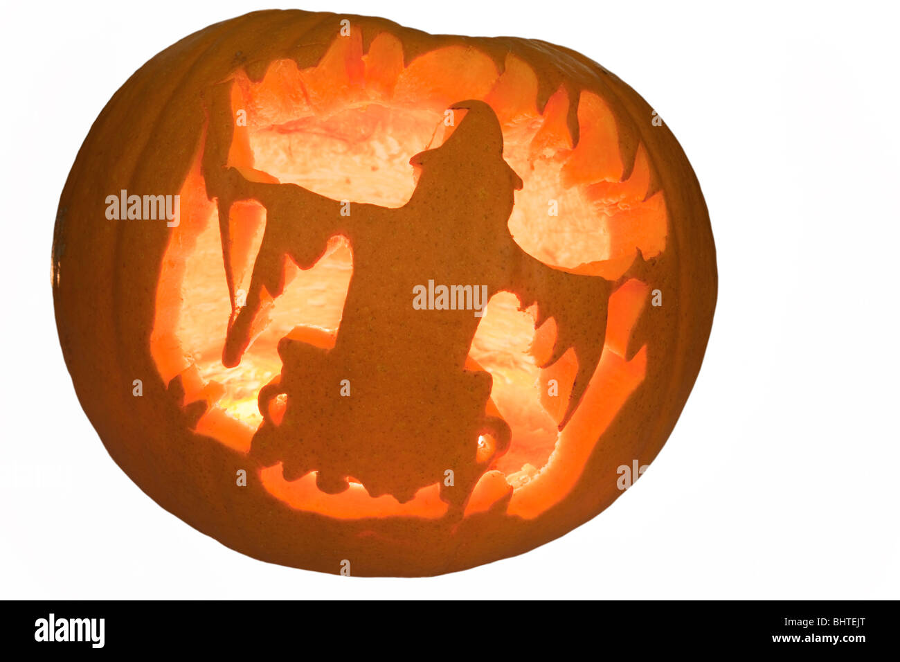 Linterna de calabaza de Halloween con forma de bruja talladas e iluminadas con velas resplandeciendo dentro Foto de stock