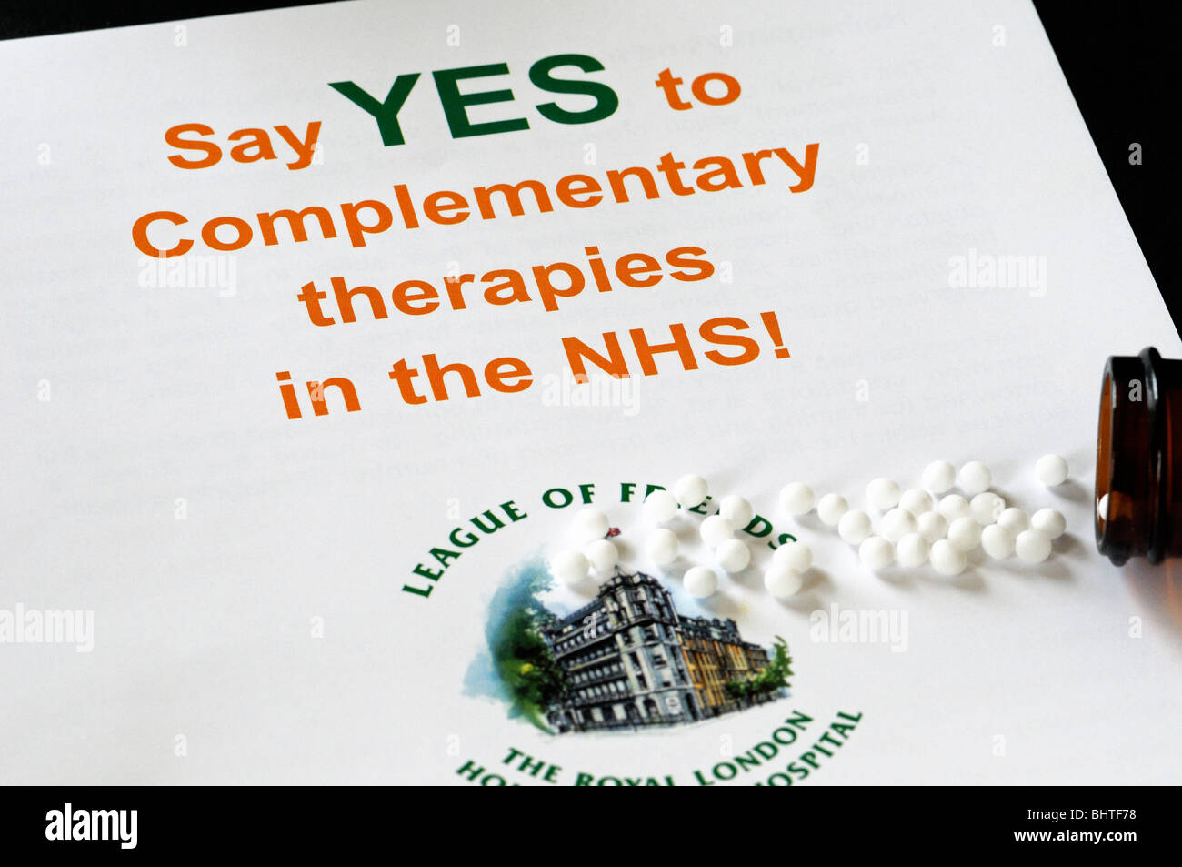 Decir sí a las terapias complementarias en el NHS folleto con píldoras derramado Foto de stock