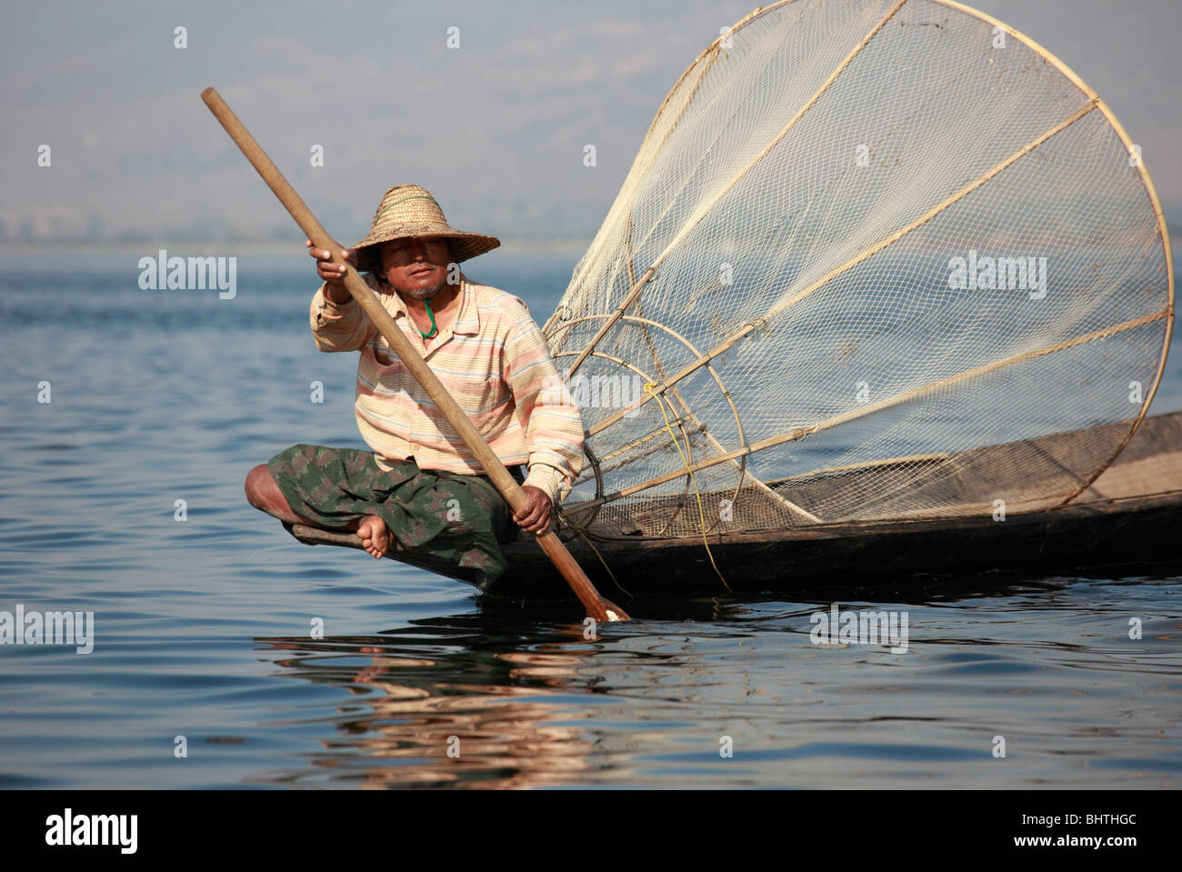Myanmar, Birmania, Lago Inle, pescador, barco, cónico net, el Estado de Shan, Foto de stock