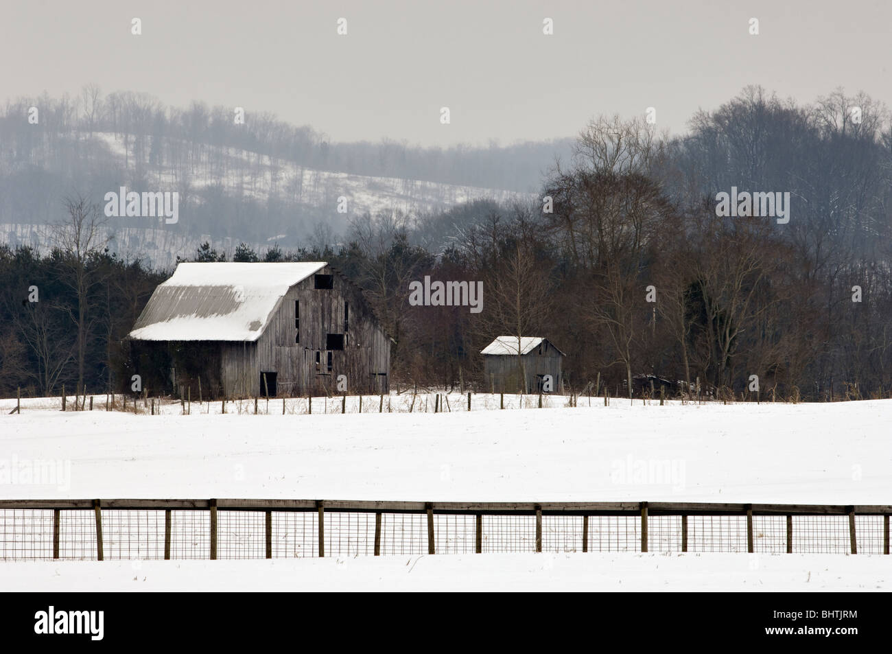 Antiguo pajar en la nieve en el condado de Meade, Kentucky Foto de stock