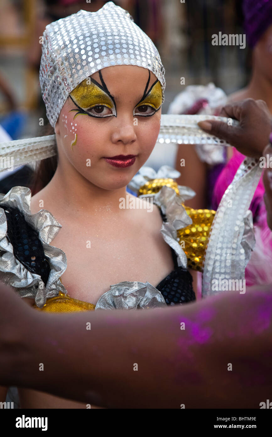 Una joven con maquillaje listo durante el desfile de llamadas durante el  carnaval en Montevideo, Uruguay Fotografía de stock - Alamy