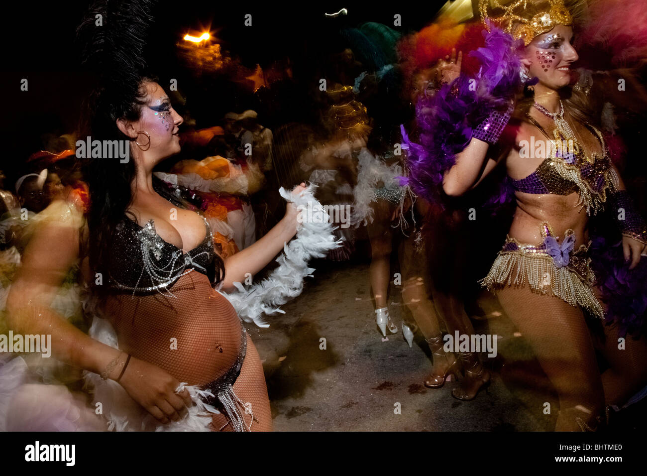 Bailarines en el desfile de llamadas durante el carnaval en Montevideo, Uruguay. Foto de stock