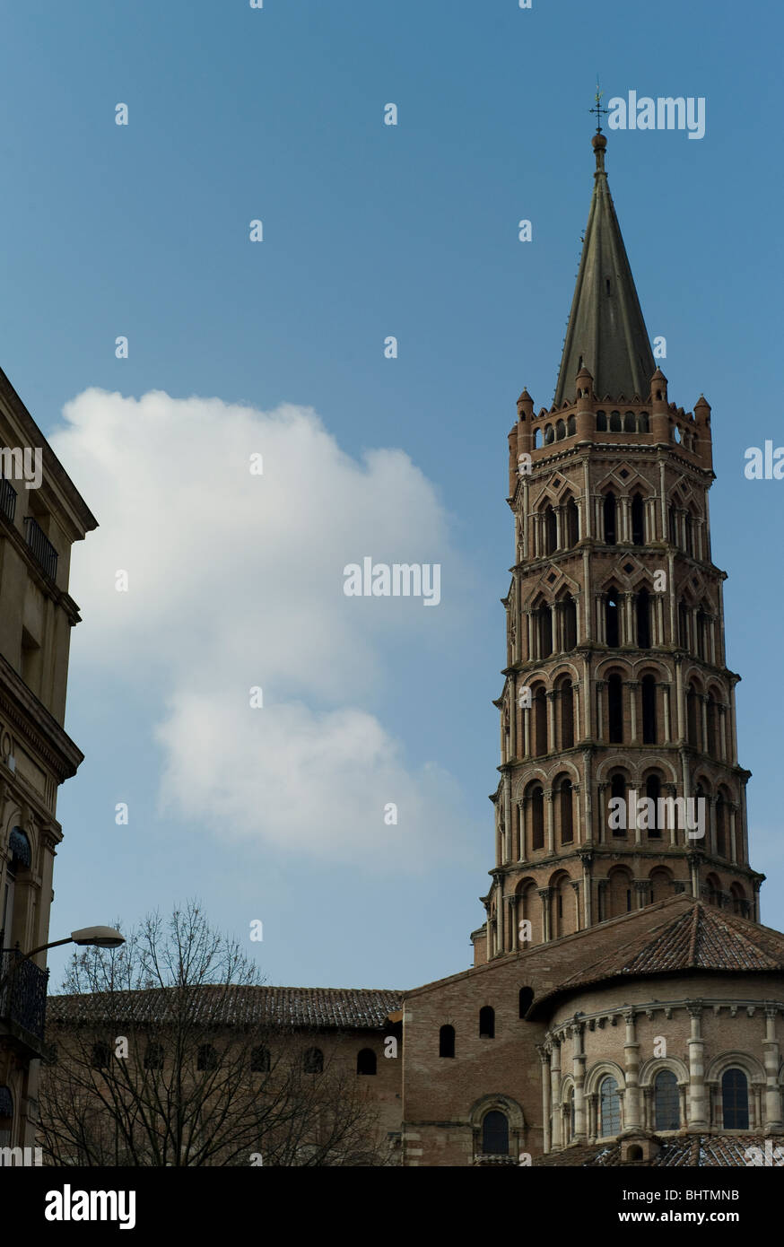 La torre de la Basílica de San Sernin, Toulouse, Haute Garonne, Occitanie, Francia Foto de stock