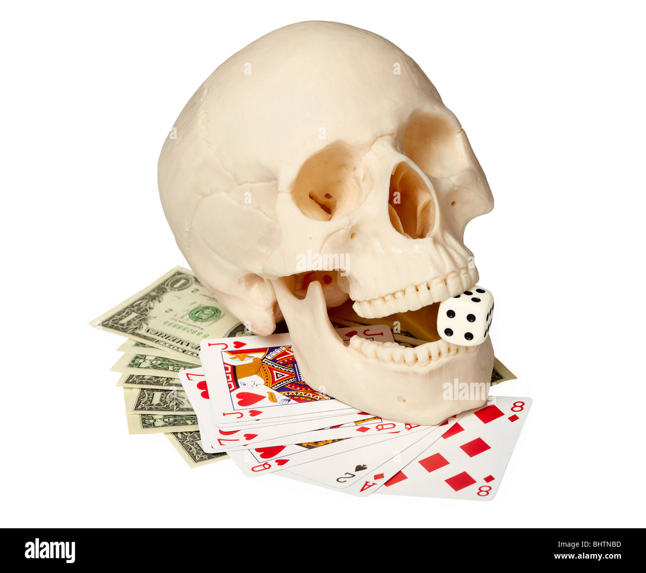 Cráneo humano, naipes y dinero en un fondo blanco. Foto de stock