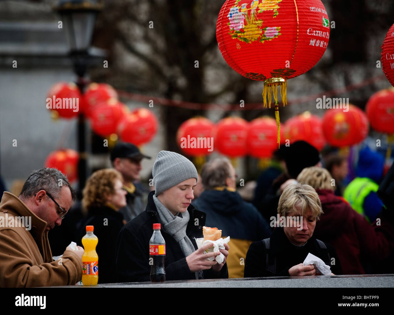 Multitud de personas y globos rojos y una linterna de papel en las celebraciones del Año Nuevo Chino en Trafalgar Square, Londres, Gran Bretaña. Foto de stock