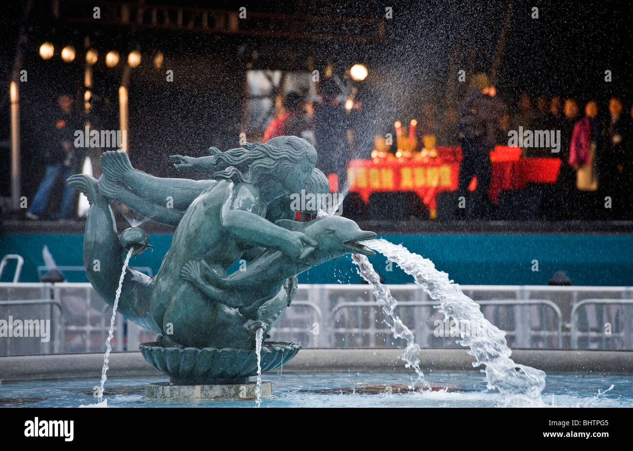 Un escenario detrás de una fuente de Trafalgar Square, las celebraciones del Año Nuevo Chino en Londres, Gran Bretaña. Foto de stock
