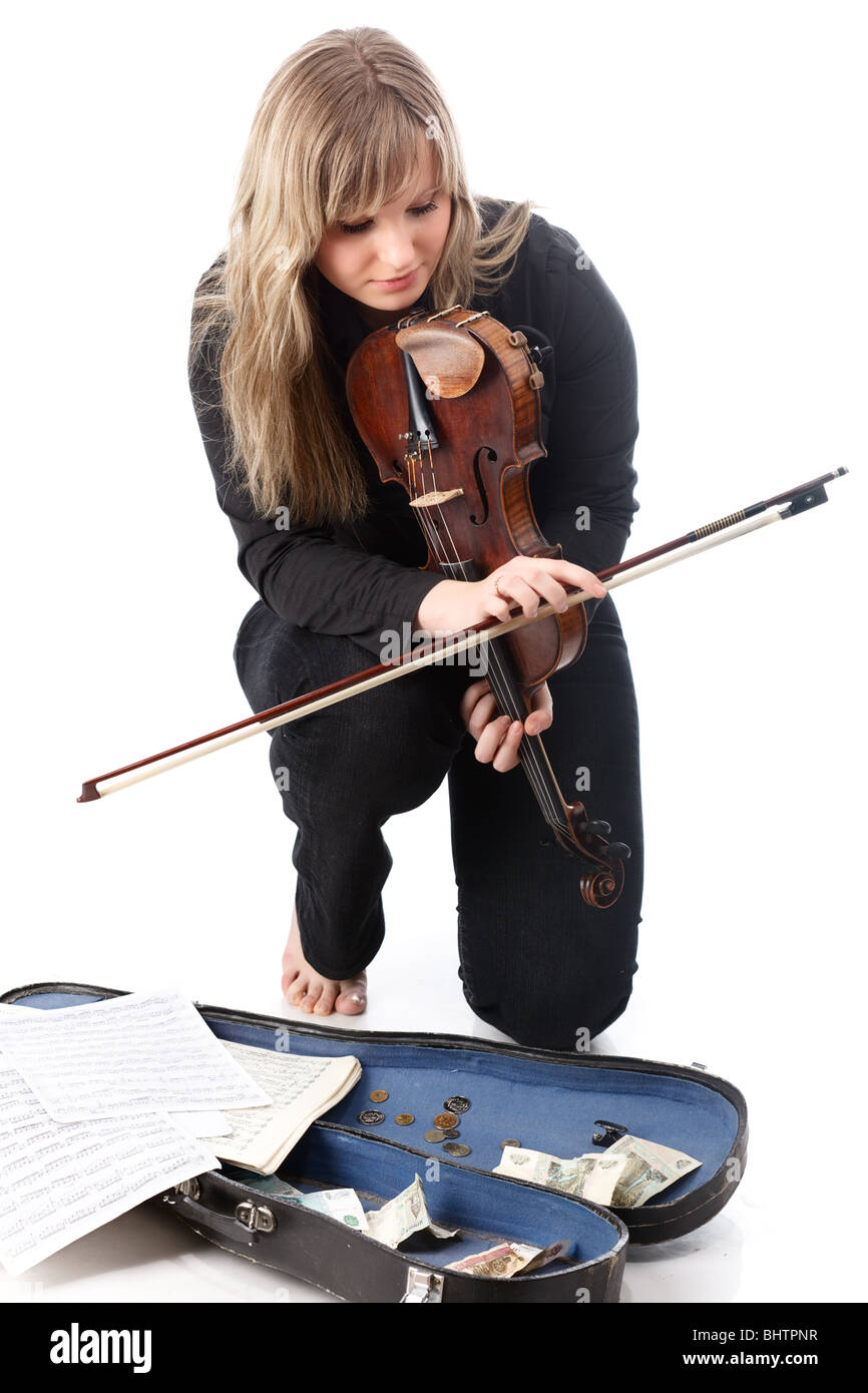 Joven violinista de la calle. Aislado sobre fondo blanco. Foto de stock