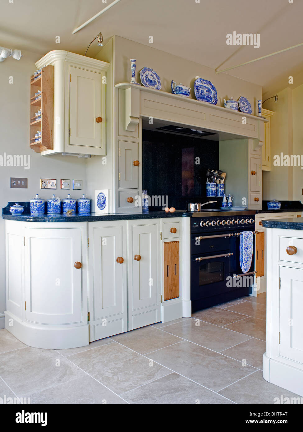 Gama negro horno en cocina tradicional con piso de piedra caliza y  blue+blanco china tinajas de almacenamiento Fotografía de stock - Alamy