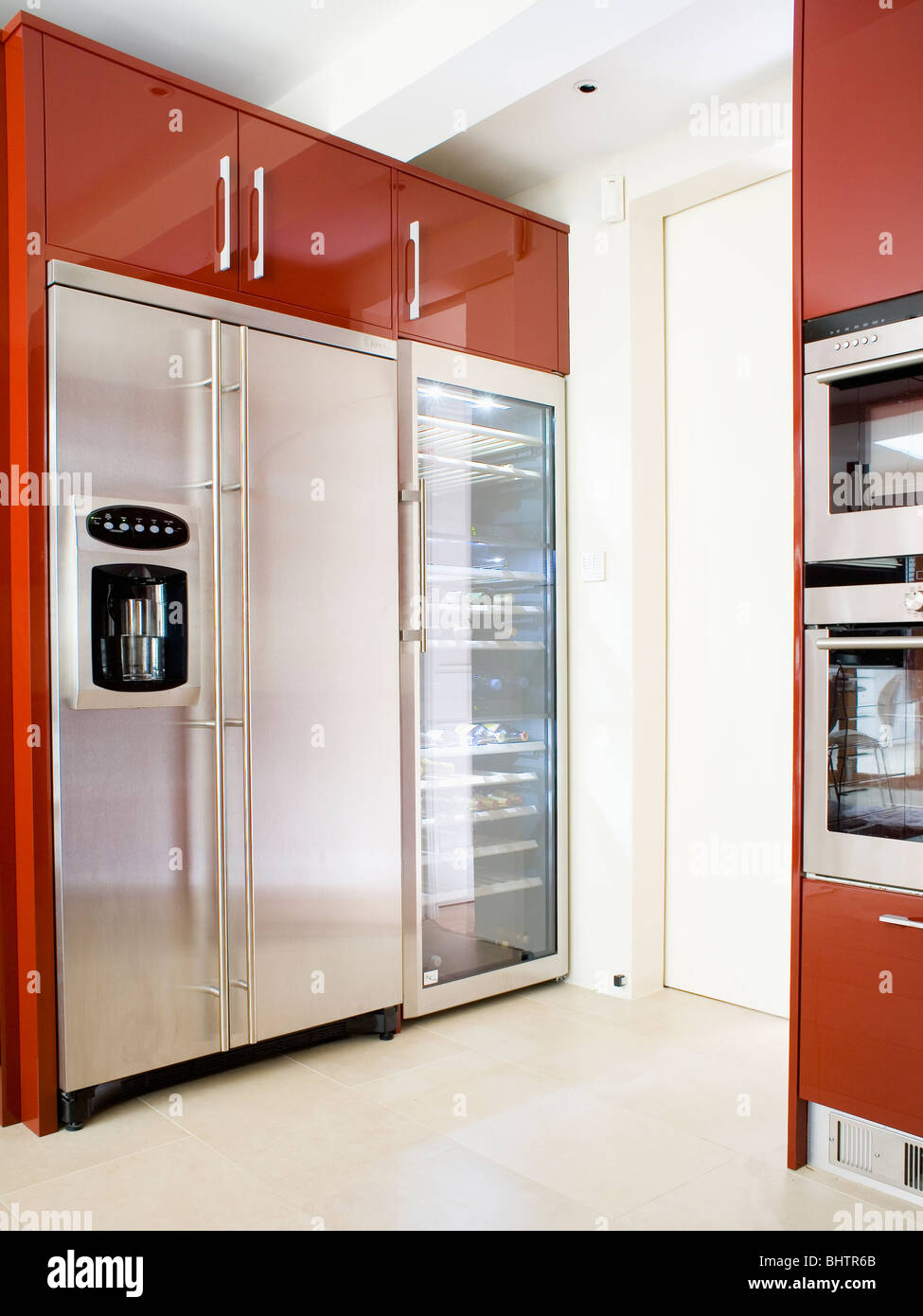 Gran estilo americano de acero inoxidable, nevera-congelador y frigorífico  con frente de vidrio en la moderna cocina roja y blanca Fotografía de stock  - Alamy