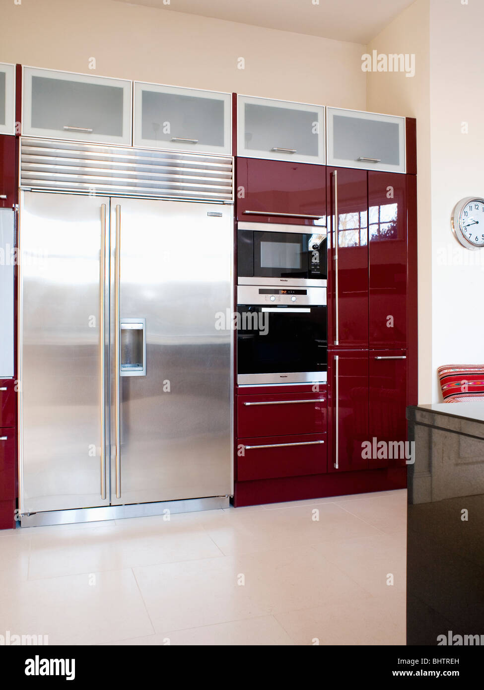 Grandes de acero inoxidable, frigorífico con congelador de estilo americano  en la moderna cocina con horno doble unidad montada en negro Fotografía de  stock - Alamy