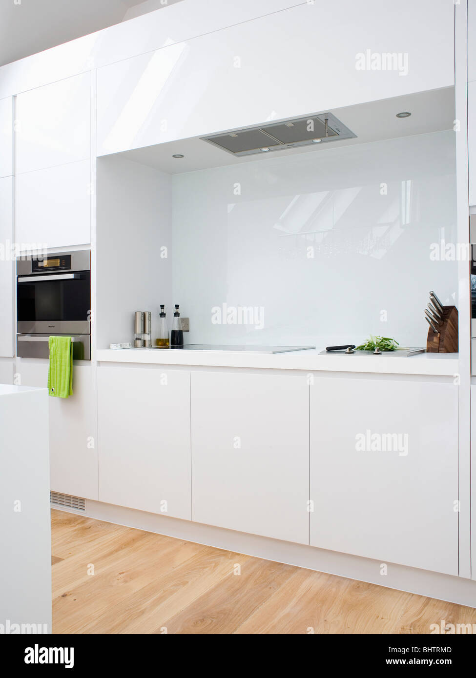 gasolina nacido ozono Moderna cocina blanca con melamina blanca puertas montadas en unidades  Fotografía de stock - Alamy