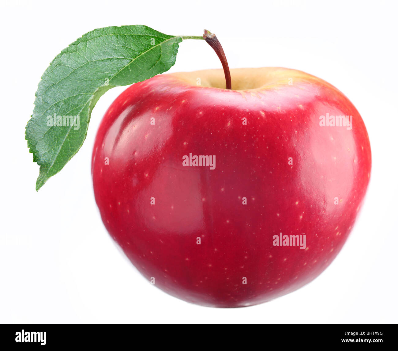 Manzana roja con la hoja sobre un fondo blanco. Foto de stock