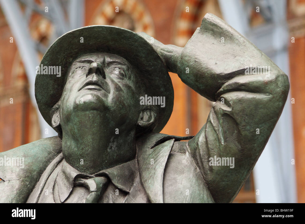 Estatua de Sir John Betjeman poeta laureado en la London St Pancras railway station por el escultor Martin Jennings Foto de stock