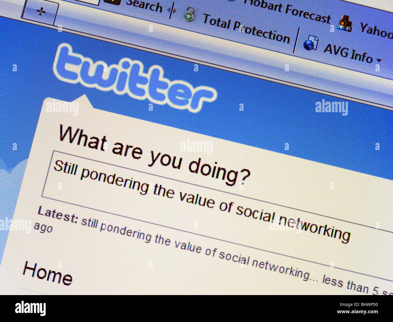 Pantalla de Twitter de estilo antiguo en 2009, antes de que fuera tomada por Elon Musk y se convirtiera en X, con el mensaje "Todavía reflexionando sobre el valor de las redes sociales" Foto de stock