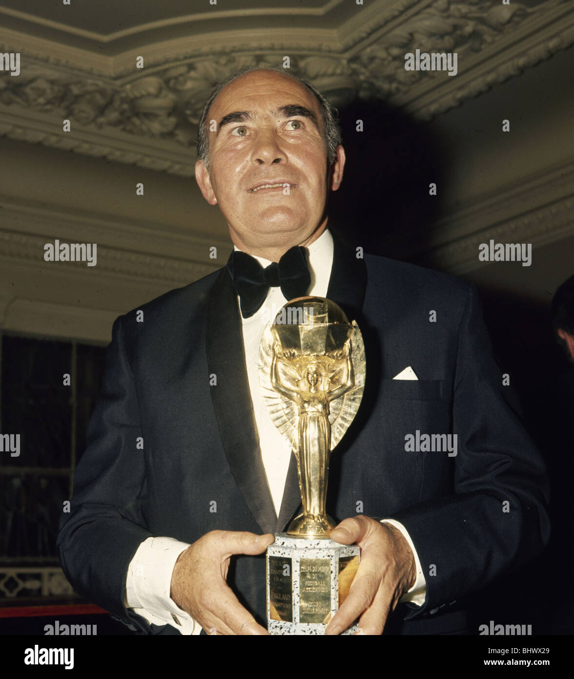 Sir Alf Ramsey, visto aquí con una réplica de la Copa Mundial de 1966 para su cena testimonial de julio de 1974 Foto de stock