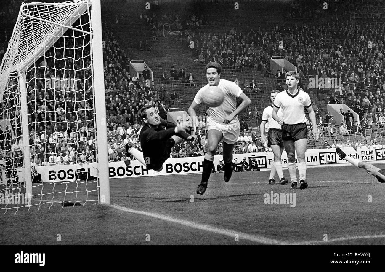 World cup 1966 germany uruguay fotografías e imágenes de alta