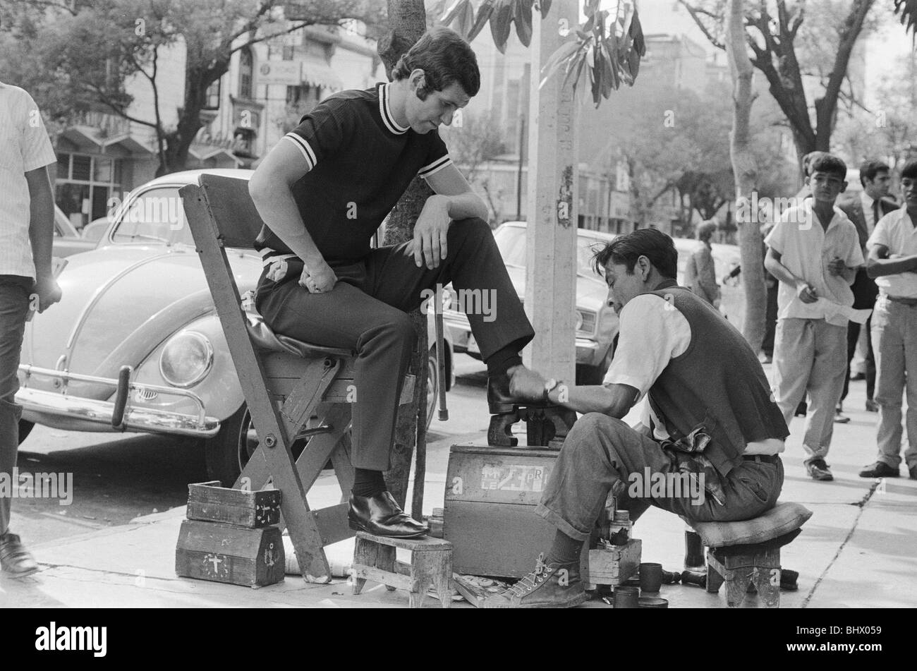Copa del Mundo de Fútbol de 1970 en México. Inglaterra futbolista Peter  Osgood ha sus zapatos pulidos como el equipo pasear por la Zona Rosa  Fotografía de stock - Alamy