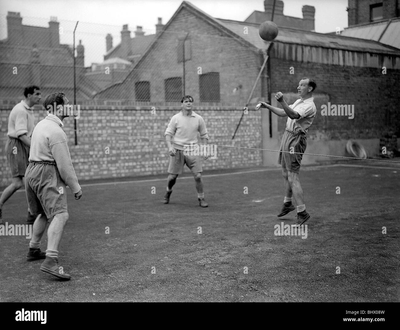 Jugadores de fútbol Tottenham Hotspurs Julio de 1950 Foto durante la sesión de capacitación Duquemin Len el tercero desde la izquierda Foto de stock