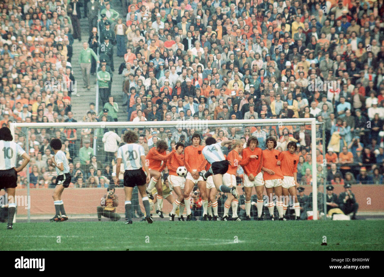 holanda-v-argentina-copa-mundial-de-futbol-1974-bhx0hw.jpg