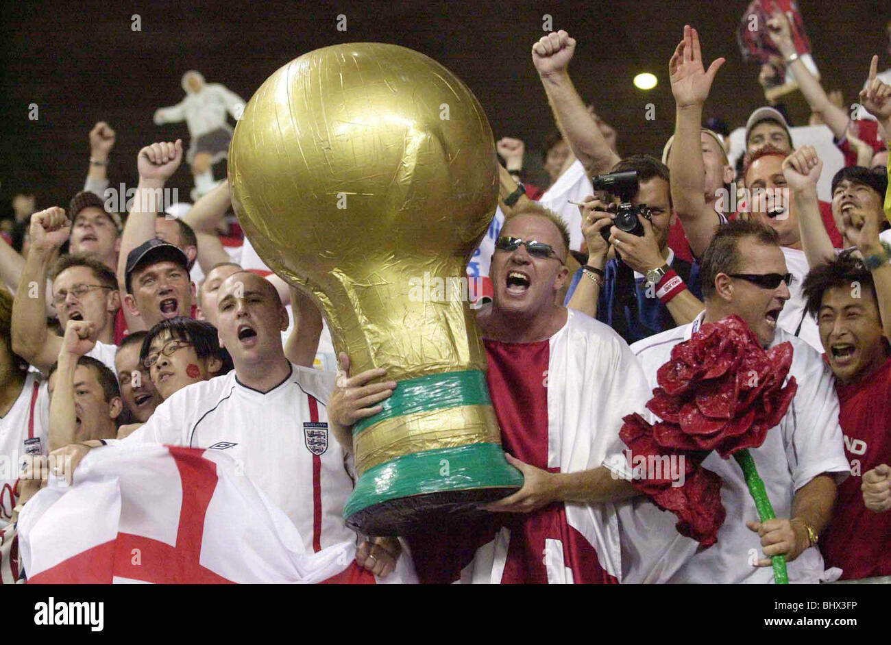 La Copa Mundial de junio de 2002, segunda ronda. Inglaterra partidarios celebrando durante su partido contra Dinamarca que Inglaterra ganó 3-0 Foto de stock