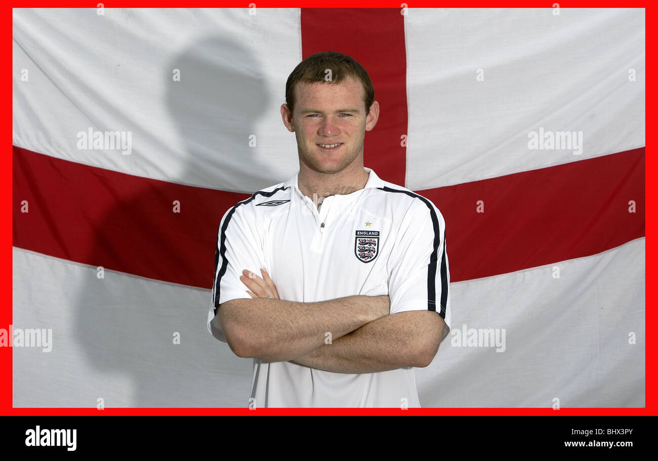 Wayne Rooney de Inglaterra espera que el encuentro de cuartos de final contra Portugal, junio de 2006 Foto de stock