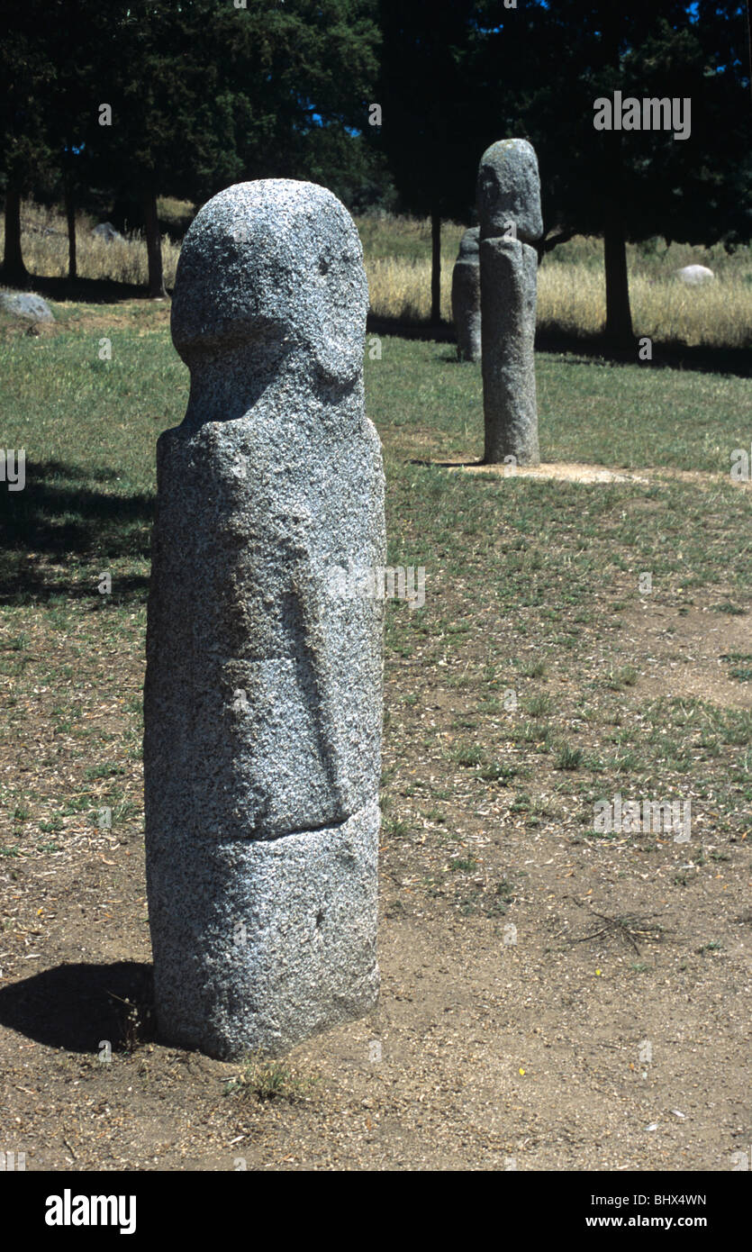Estatua de menhir o piedra figurativa de pie con espada de piedra tallada, Filitosa, sitio megalítico Torreen, Córcega, Francia Foto de stock
