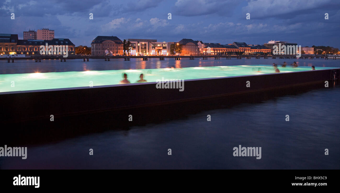 Barco de baño en el río Spree en Sunset , Badeschiff, Berlín, Alemania Foto de stock