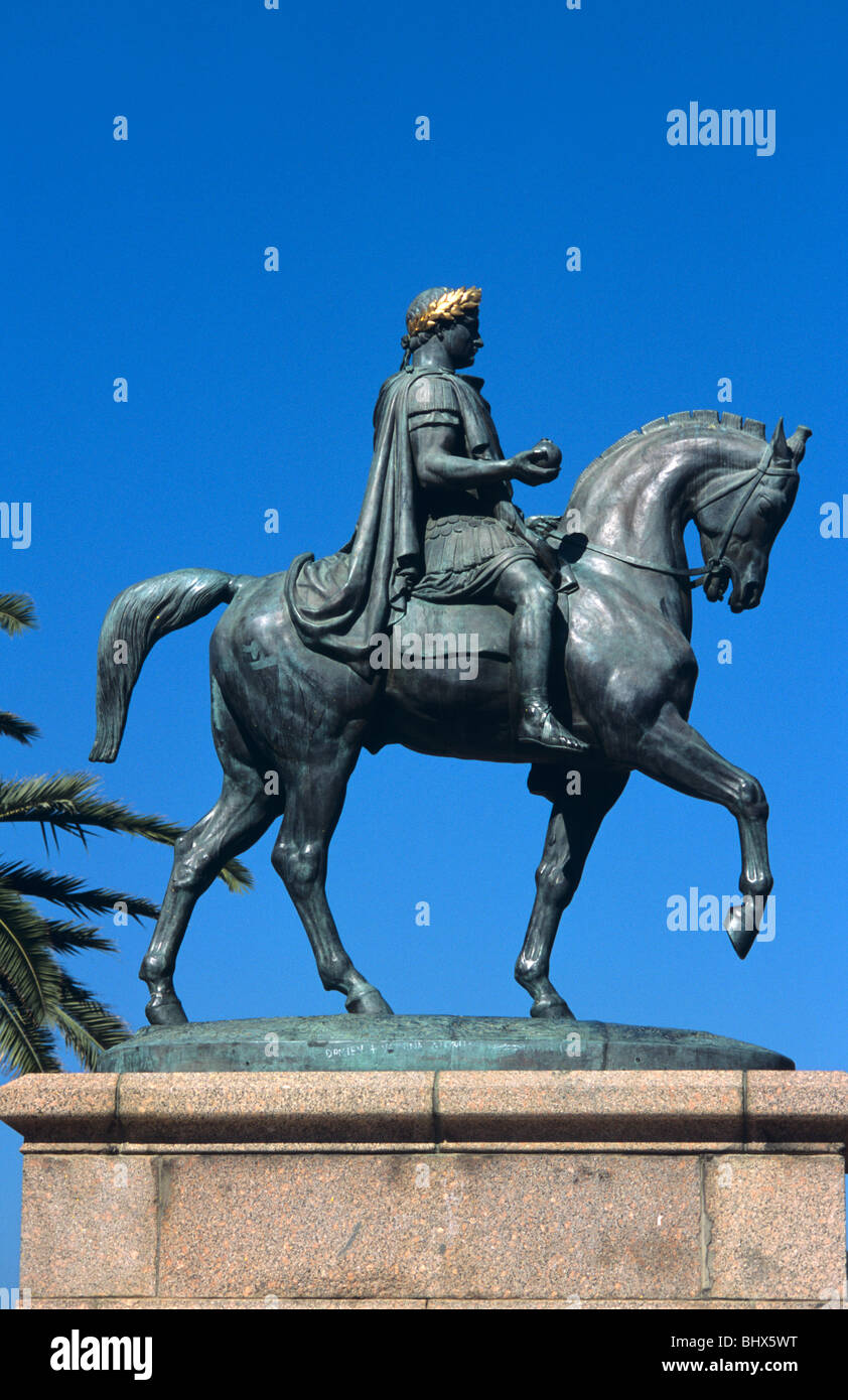 Estatua Ecuestre de bronce de Napoleón Bonaparte a caballo como emperador romano, por Viollet-le-Duc, Ajaccio, Córcega, Francia Foto de stock