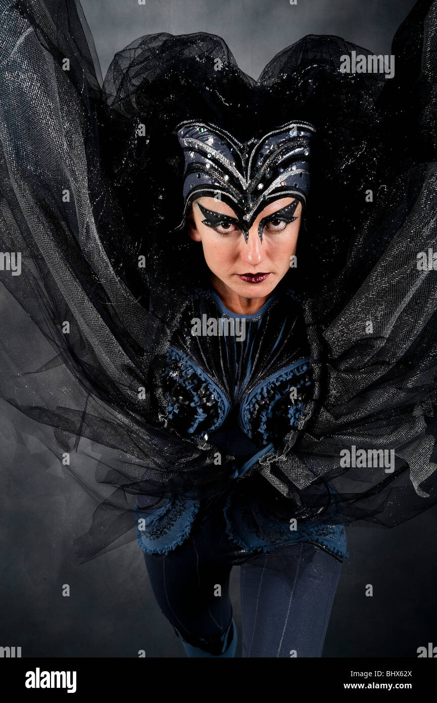 Bat mujer - mujer actriz en su 20s con maquillaje y un traje de murciélago  cerca de cabeza y cara Fotografía de stock - Alamy