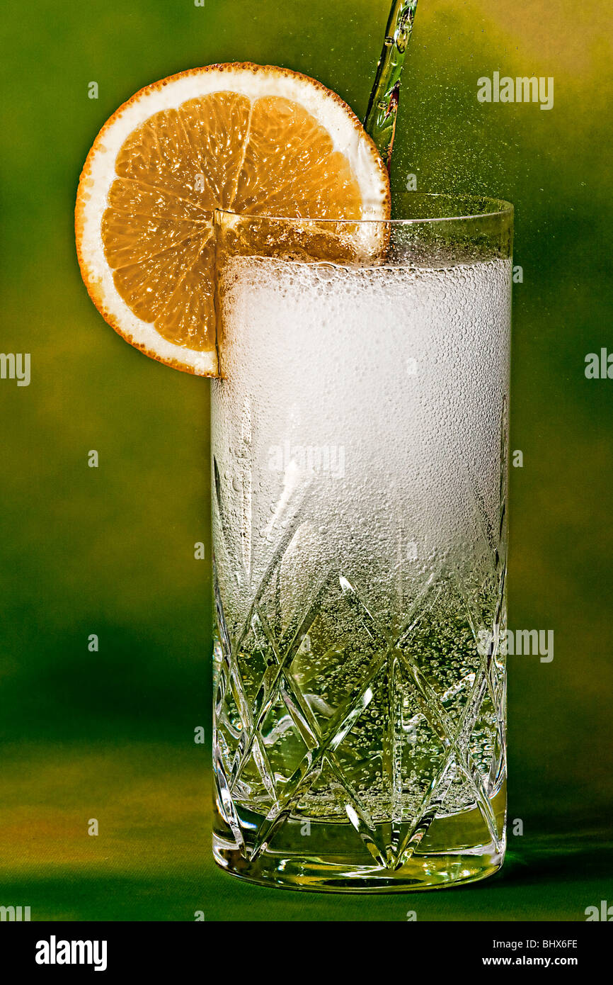 Verter un gin tonic Foto de stock