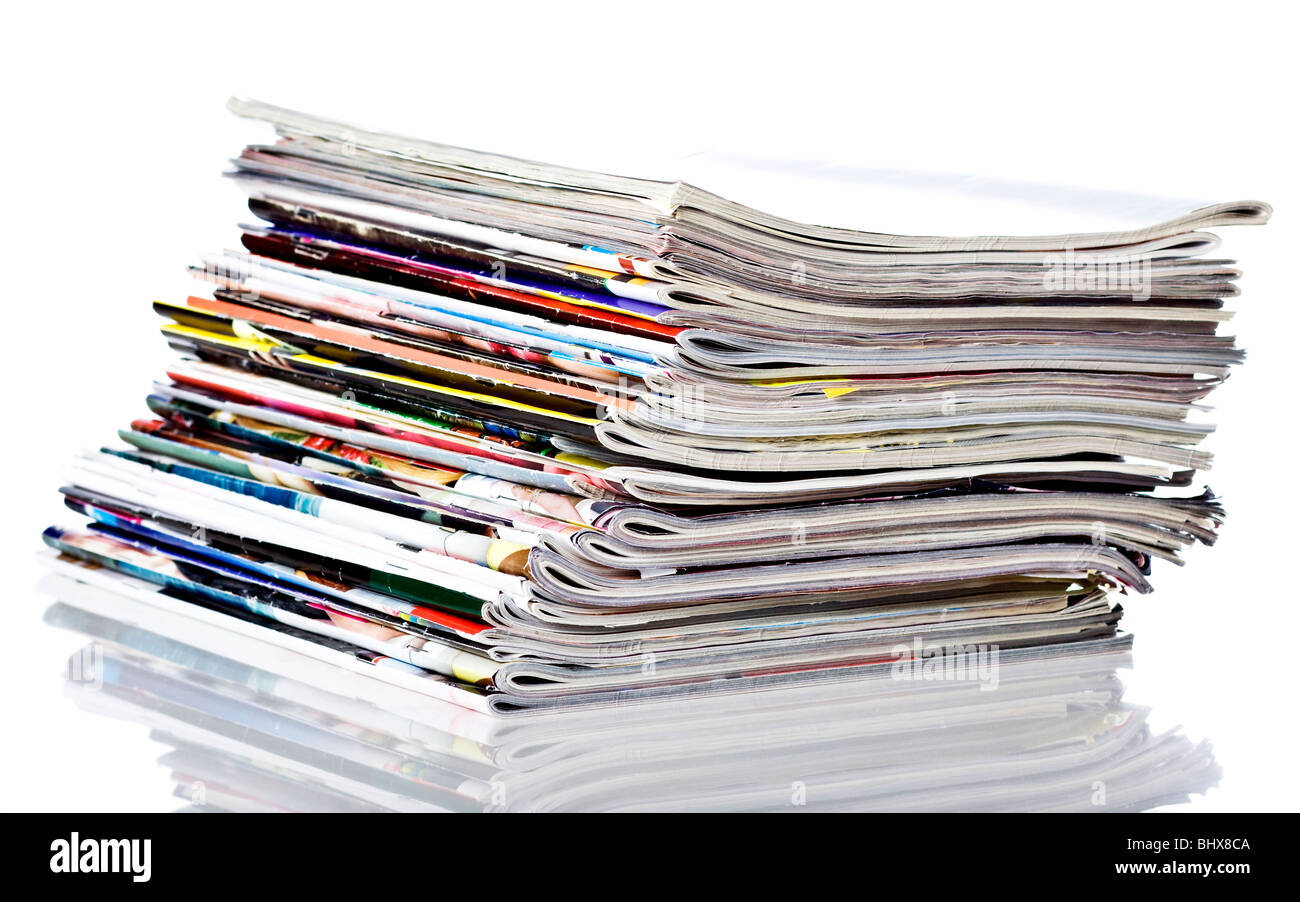 Pila de revistas aisladas sobre fondo blanco Fotografía de stock - Alamy