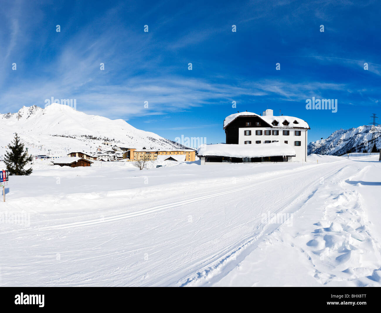 Pistas de esquí de fondo al lado del Hotel Savoia cerca del centro del resort, Passo Tonale, Trentino, Italia Foto de stock