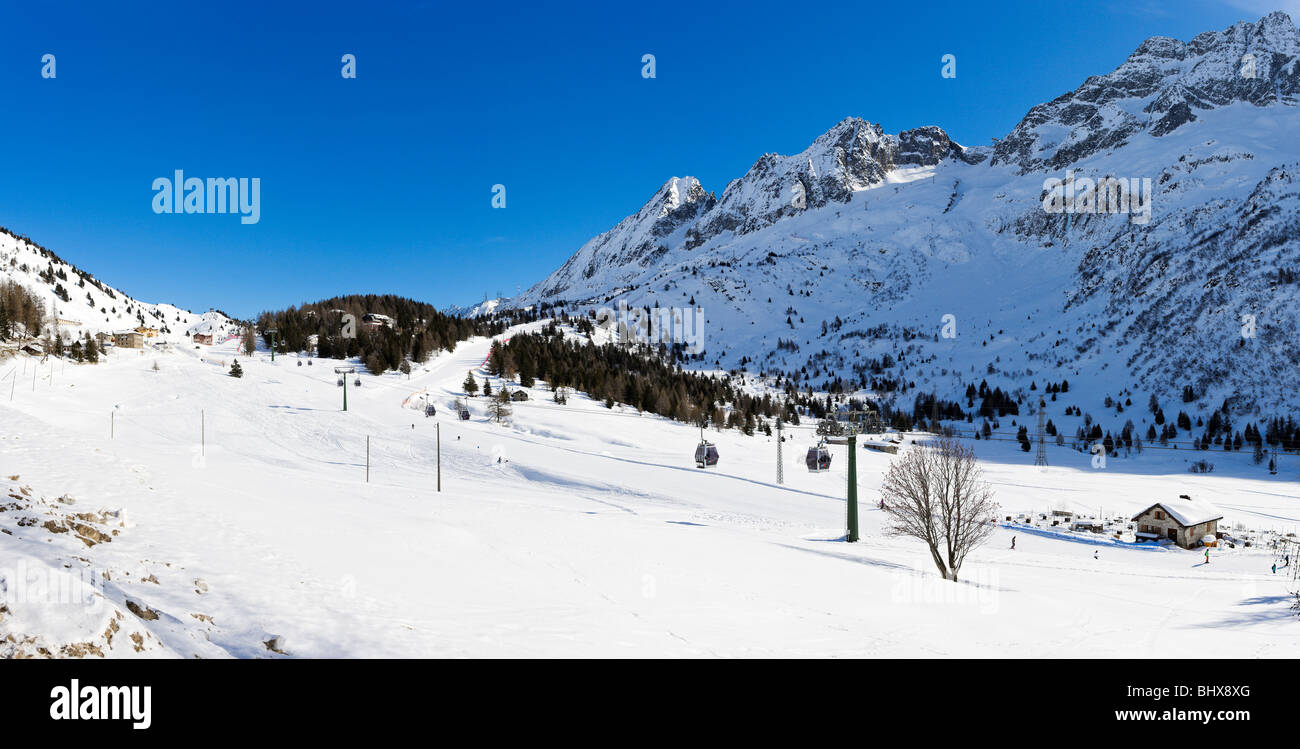 Vista panorámica de la góndola y laderas justo fuera de Passo Tonale en la carretera de Ponte di Legno, Italia Foto de stock