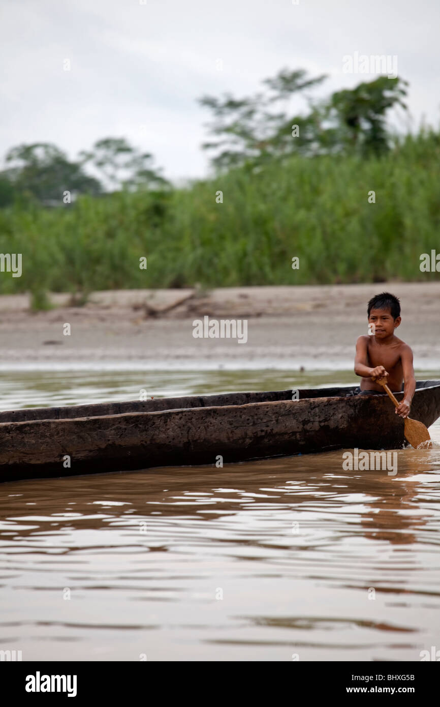El pueblo Cofán de Dureno en la Amazonía ecuatoriana, que resultó gravemente afectado por la contaminación del aceite. Foto de stock