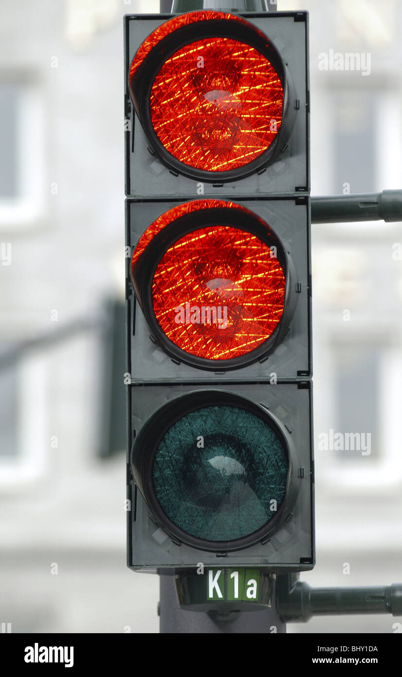 Semáforo con dos luces rojas, icono de la coalición rojo-rojo foto  Fotografía de stock - Alamy