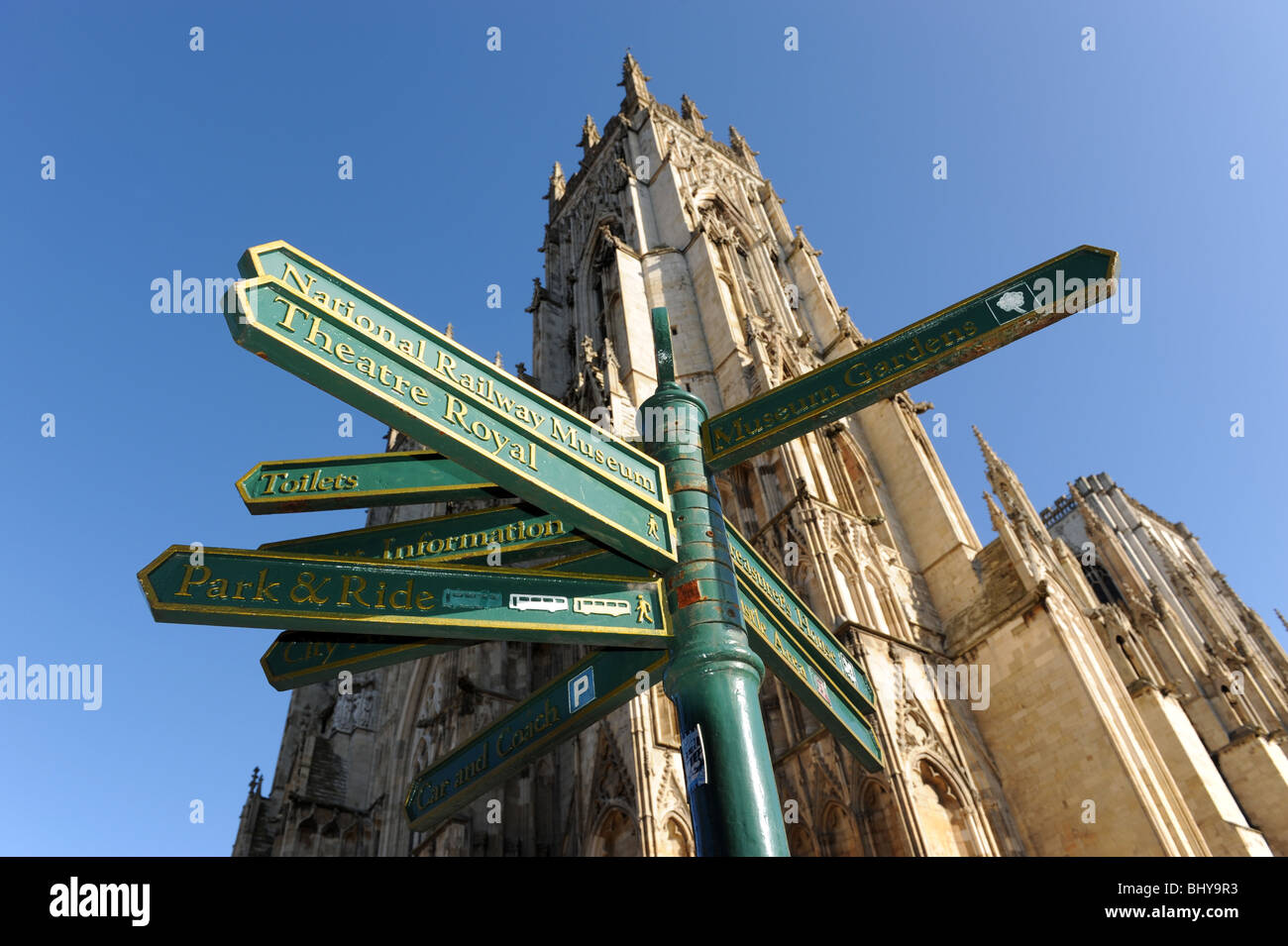 Postes de señales para las atracciones turísticas de la ciudad de York, en el norte de Yorkshire, Inglaterra Foto de stock
