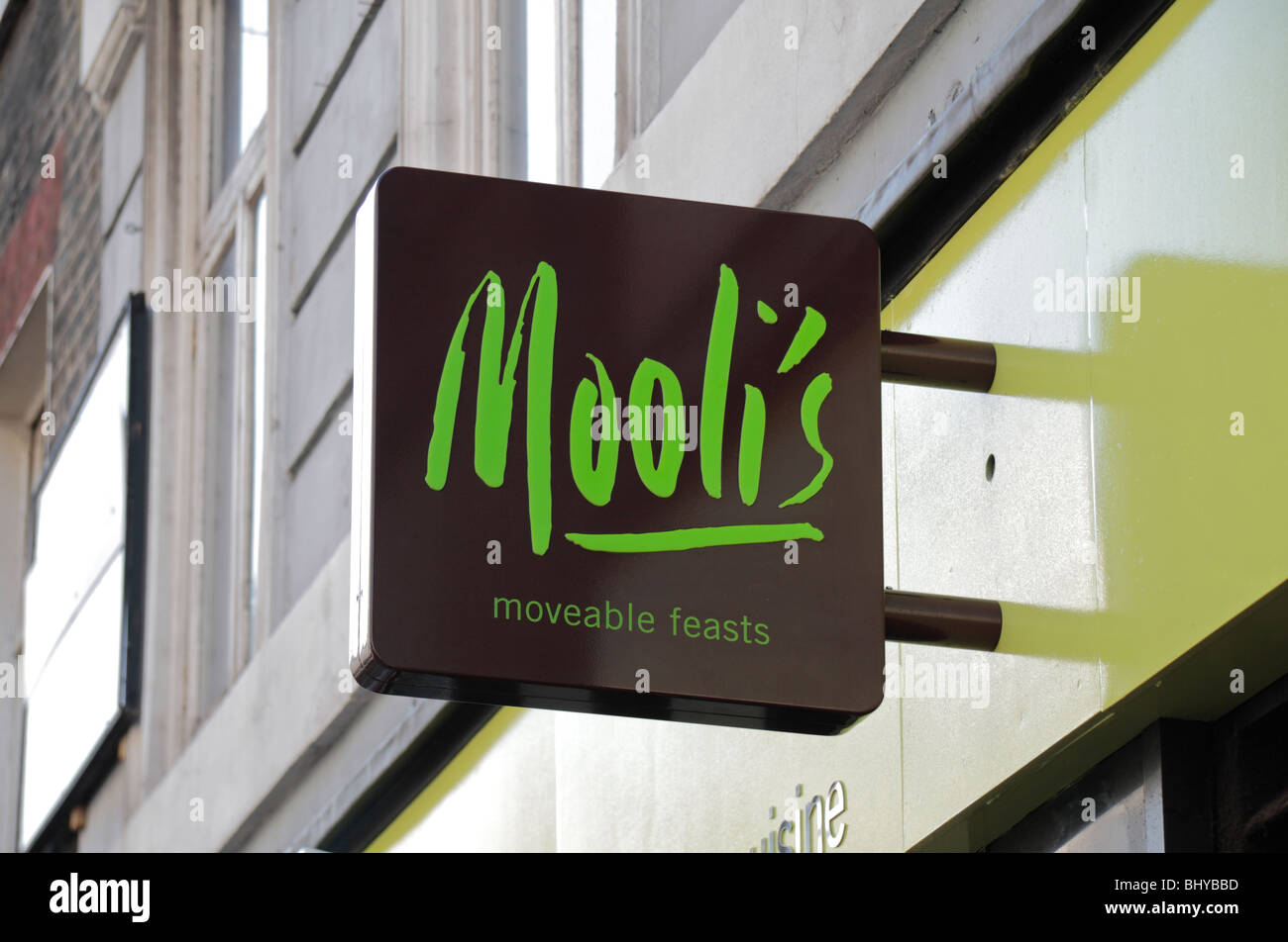 El restaurante indio de Mooli símbolo por encima de la marca de la tienda en Firth Street, Londres, Reino Unido. De noviembre de 2009. Foto de stock