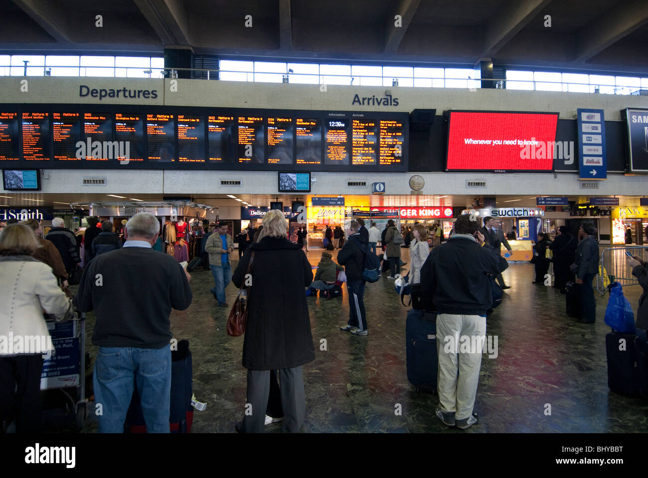 London Euston Station ocupado con pasajeros Foto de stock