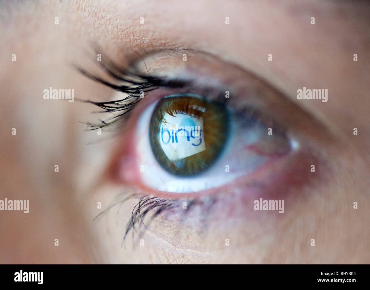 Motor de búsqueda de Microsoft Bing del logotipo del sitio web reflejada en los ojos de los womans de pantalla de ordenador Foto de stock