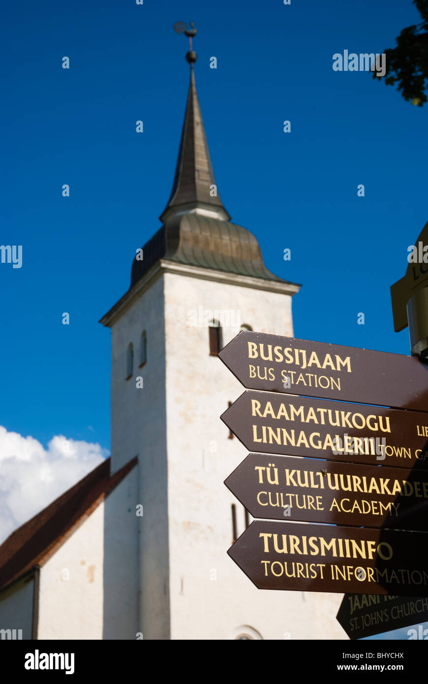 Señales para los turistas delante de Jaani Kirk la iglesia St Johns en Viljandi Estonia Europa Foto de stock