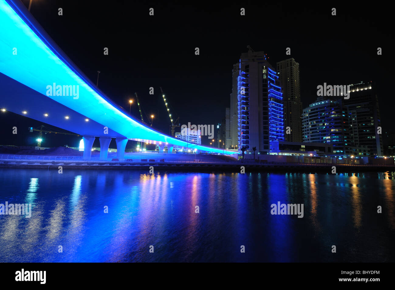 Puente azul en el puerto deportivo de Dubai, Emiratos Árabes Unidos Foto de stock