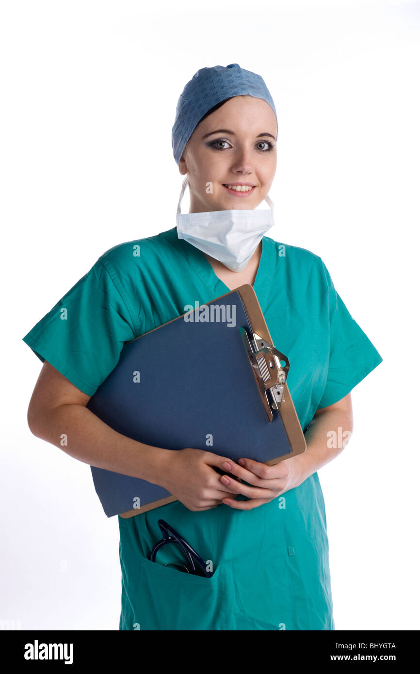 Joven estudiante de medicina en el teatro scrubs, portando un clip board Foto de stock