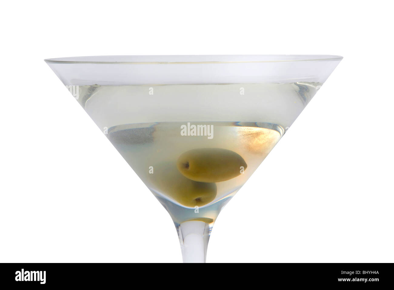 Hacia arriba Dirty Martini con guarnición de oliva sobre fondo blanco. Foto de stock