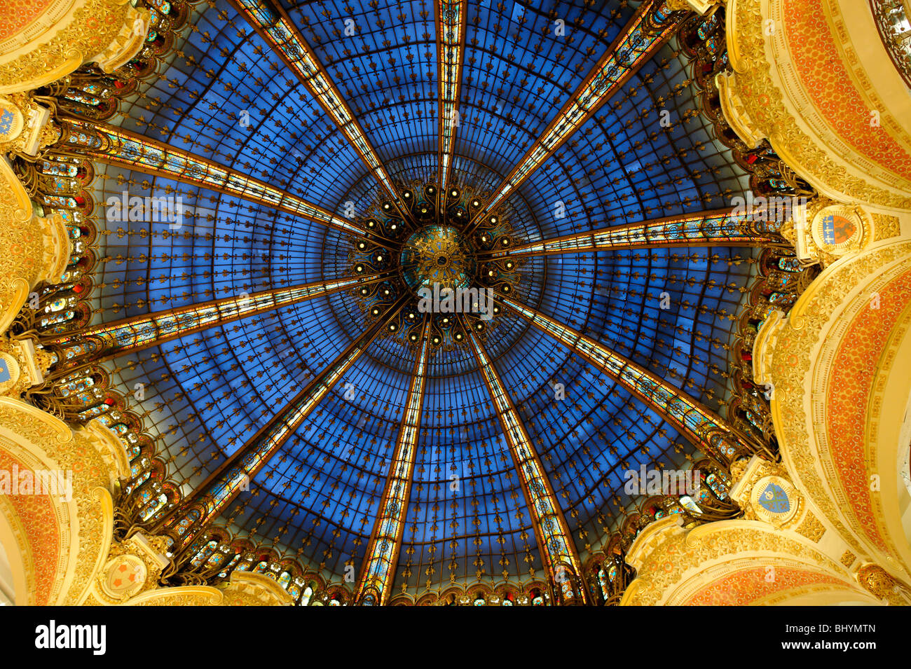 La cúpula de las Galerías Lafayette, París, mostrando el azul del cielo nocturno. Foto de stock